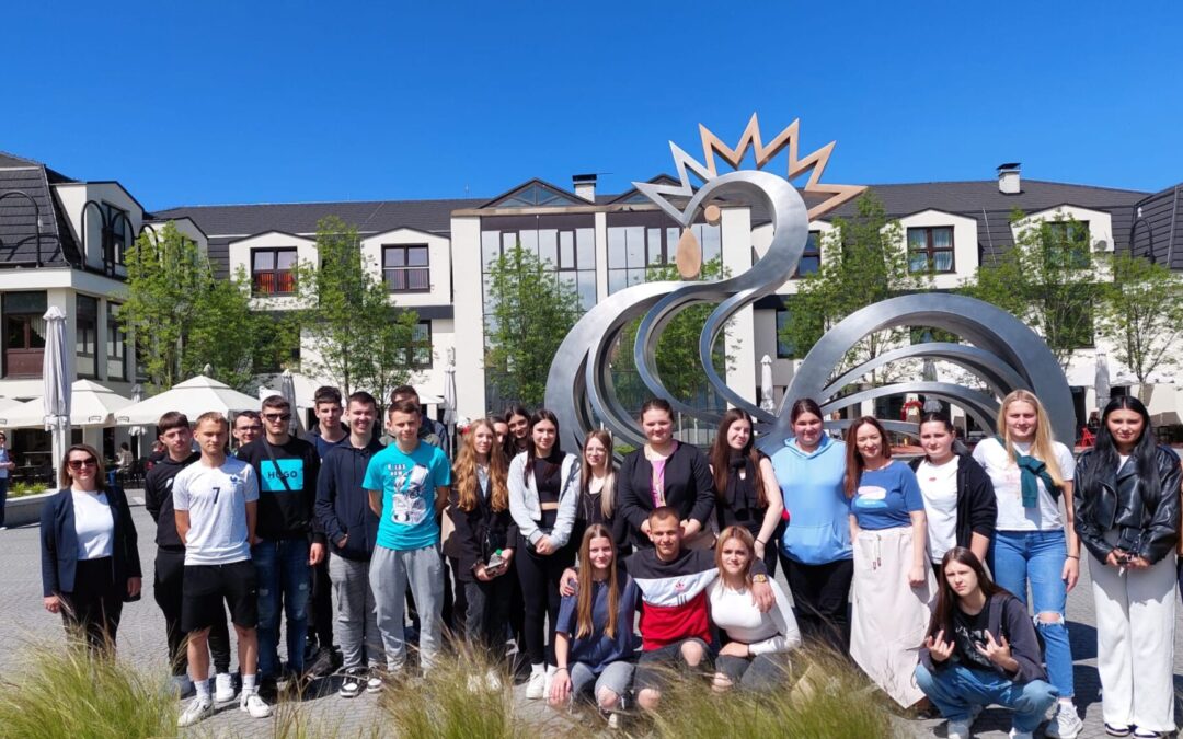 „Kava kod gradonačelnika i šarena platna”