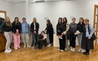 Posjet učenica frizerske struke naše škole Muzeju u Starom gradu i izložbi pod nazivom “Ajmo kod brice”